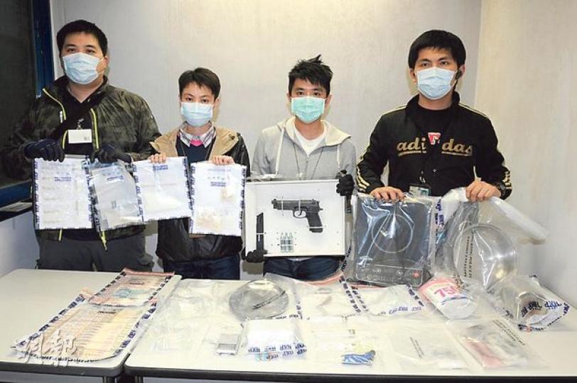 警方展示在九龍城一酒店房內檢獲的毒品及仿製手槍等證物。(蔡方山攝) 警方展示在九龍城一酒店房內檢獲的毒品及仿製手槍等證物。(蔡方山攝)