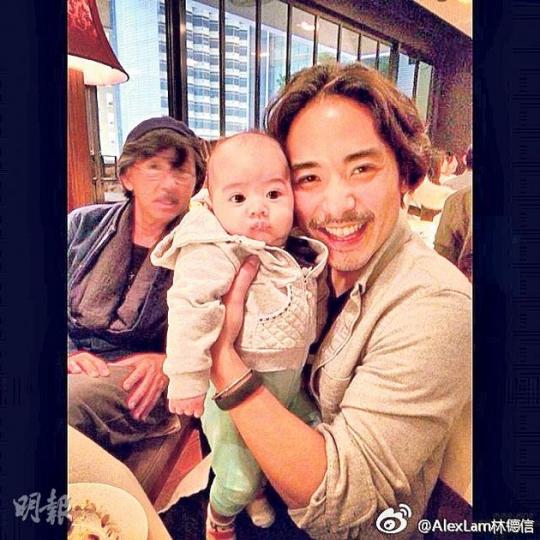 林德信抱着B女,在後面的外公林子祥「虎視眈眈」。(微博圖片) 林子祥惜到外孫女燶。(微博圖片) 林德信抱着B女,在後面的外公林子祥「虎視眈眈」。(微博圖片) 林子祥惜到外孫女燶。(微博圖片)