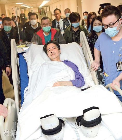 劉進圖病情穩定,昨由深切治療部轉往私家病房。他雙腿神經線已經駁回,醫生更為他依腳形訂做了一對保護殼(圖)。(鄧宗弘攝) 劉進圖病情穩定,昨由深切治療部轉往私家病房。他雙腿神經線已經駁回,醫生更為他依腳形訂做了一對保護殼(圖)。(鄧宗弘攝)