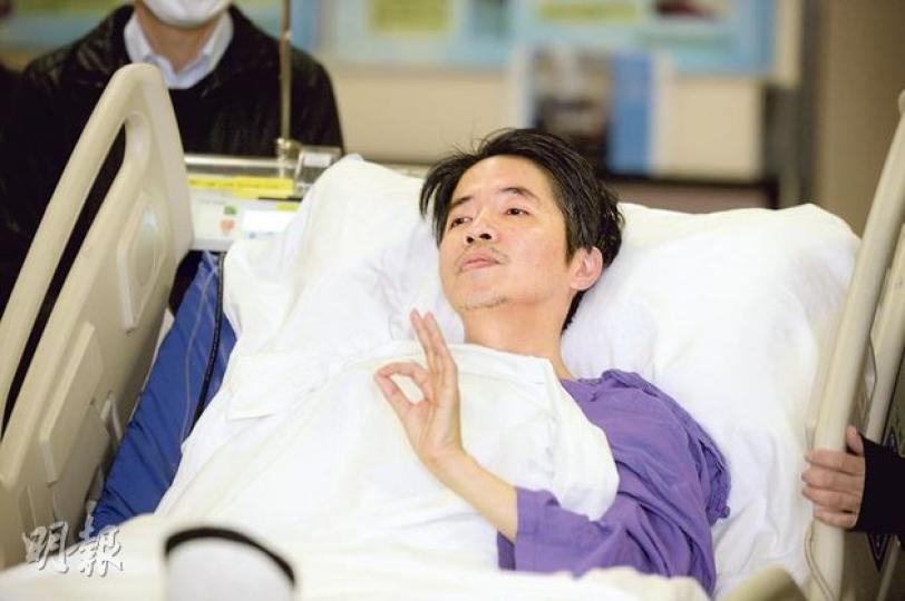 劉進圖病情穩定,昨由深切治療部轉往私家病房,昨日是他在襲擊後首次露面,精神不俗,並以左手做出「OK」手勢,以示一切安好。(鄧宗弘攝)劉進圖(左)康復進度良好﹐昨轉房期間,與劉太(右)細語交流,深情對望,互相支持。(鄧宗弘攝)連日來神情凝重的劉太終稍微放鬆,露出笑容,向記者表示多謝各界關心。(鄧宗弘攝)香港記者協會今午將在金鐘政府總部舉行「默站」,昨日製成兩層樓高的巨型橫額,以示「企硬•反暴力」捍衛新聞自由的決心。(葉家豪攝)(明報製圖) 劉進圖病情穩定,昨由深切治療部轉往私家病房,昨日是他在襲擊後首次露面,精神不俗,並以左手做出「OK」手勢,以示一切安好。(鄧宗弘攝)劉進圖(左)康復進度良好﹐昨轉房期間,與劉太(右)細語交流,深情對望,互相支持。(鄧宗弘攝)連日來神情凝重的劉太終稍微放鬆,露出笑容,向記者表示多謝各界關心。(鄧宗弘攝)香港記者協會今午將在金鐘政府總部舉行「默站」,昨日製成兩層樓高的巨型橫額,以示「企硬•反暴力」捍衛新聞自由的決心。(葉家豪攝)(明報製圖)