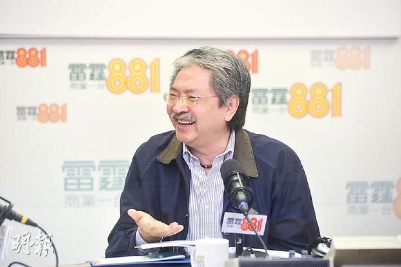 財政司長曾俊華(圖)昨出席電台節目時稱,看不到沒有能力的人「爭住做」的情况,他又強調認同李嘉誠前日所指香港要有競爭力,未來經濟要朝高增值方向邁進。(黃志東攝) 財政司長曾俊華(圖)昨出席電台節目時稱,看不到沒有能力的人「爭住做」的情况,他又強調認同李嘉誠前日所指香港要有競爭力,未來經濟要朝高增值方向邁進。(黃志東攝)