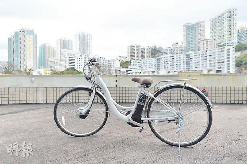 電動輔助單車與電單車不同,座位下有電池,前輪有摩打,但需要踩踏板,才能啟動摩打,亦限制了時速不超過25公里。圖中這部日本製的電動輔助單車,估計售價可高達1萬元。(鄧宗弘攝) 電動輔助單車與電單車不同,座位下有電池,前輪有摩打,但需要踩踏板,才能啟動摩打,亦限制了時速不超過25公里。圖中這部日本製的電動輔助單車,估計售價可高達1萬元。(鄧宗弘攝)