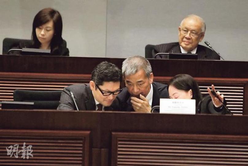 前廉政專員湯顯明(前中)昨出席立法會第二次相關專責委員會研訊,會上多次諮詢身旁的法律顧問意見,才回答委員就2011年一次招待領事晚宴事宜的提問,其後至少3次強調該次宴會「一切在陽光下進行」,又指廉署正調查該次活動,不便交代細節。(林俊源攝) 前廉政專員湯顯明(前中)昨出席立法會第二次相關專責委員會研訊,會上多次諮詢身旁的法律顧問意見,才回答委員就2011年一次招待領事晚宴事宜的提問,其後至少3次強調該次宴會「一切在陽光下進行」,又指廉署正調查該次活動,不便交代細節。(林俊源攝)