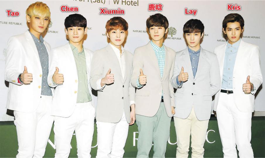 EXO-M 6子人氣強勁，旋風襲港感受到香港粉絲的熱情。（攝影﹕孫華中、鍾偉茵）3000名粉絲迫爆旺角為見EXO-M，場面墟冚，但引起附近商舖不滿。（攝影﹕孫華中、鍾偉茵）Tao（箭嘴示）被粉絲重重包圍，幾經辛苦才成功上車。（攝影﹕孫華中、鍾偉茵）保安手拉手護送Kris（前）與Xiumin（後）離開。（攝影﹕孫華中、鍾偉茵）EXO-M昨晚在旺角乘車駛離活動現場期間，混亂中兩架巴士發生輕微相撞。（攝影﹕孫華中、鍾偉茵）大批粉絲伸出手想觸摸偶像Chen。（攝影﹕孫華中、鍾偉茵）有粉絲因不適被救護人員