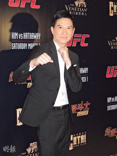 張家輝昨晚現身澳門，欣賞「UFC澳門格鬥之夜」拳賽，見到記者時更手癢癢打兩拳。（攝影/記者﹕鍾一虹）