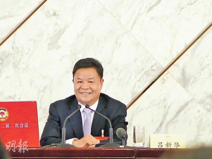 政協新聞發言人呂新華在聽到關於周永康的問題後,沉默數秒,現場記者一片驚呼,呂自己也笑了,引發全場哄笑。(果蕾攝)天安門城樓前昨日遊人如鯽,保安未見明顯加強。(明報記者攝) 政協新聞發言人呂新華在聽到關於周永康的問題後,沉默數秒,現場記者一片驚呼,呂自己也笑了,引發全場哄笑。(果蕾攝)天安門城樓前昨日遊人如鯽,保安未見明顯加強。(明報記者攝)