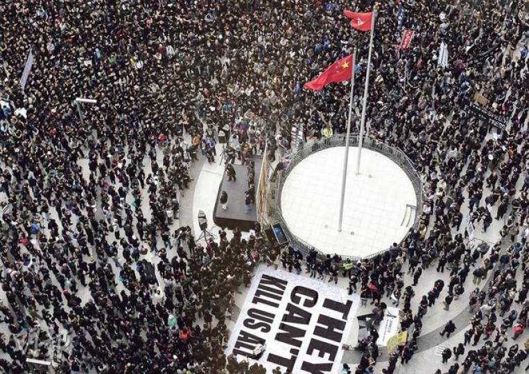上萬名新聞工作者及市民昨日齊集政府總部,黑壓壓的擠滿公民廣場,參與新聞界反暴力大遊行,記協主席岑倚蘭表示有1.3萬人出席,警方稱高峰期約有8600人參與遊行。傳媒工作者在圖下方的「They can't kill us all」橫額上寫上了對遇襲《明報》前總編輯劉進圖的祝福。(李澤彤攝) 上萬名新聞工作者及市民昨日齊集政府總部,黑壓壓的擠滿公民廣場,參與新聞界反暴力大遊行,記協主席岑倚蘭表示有1.3萬人出席,警方稱高峰期約有8600人參與遊行。傳媒工作者在圖下方的「They can't kill us all」橫額上寫上了對遇襲《明報》前總編輯劉進圖的祝福。(李澤彤攝)