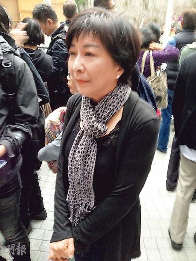 民建聯立法會議員蔣麗芸昨日出席遊行,她指香港是法治社會,政見不同都不接受暴力,對於劉進圖遇襲感到很憤怒,決定站出來反對暴力。蔣麗芸沒有在記協的「They Can't Kill Us All」的橫額上簽名,認為這句標語有暴力成分,並稱未來不排除由民建聯提出爭取新聞和言論自由的動議。(曾安迪攝)新民黨立法會議員田北辰昨日到場參與集會,並繫上藍絲帶。他稱劉進圖遇襲令香港新聞業界人心惶惶,擔心新聞業界會從此不敢說真話,屆時香港核心價值將遭受嚴重破壞。他認為﹕「香港人之所以仲喺香港,就因為仲有新聞自由。」 民建聯立法會議員蔣麗芸昨日出席遊行,她指香港是法治社會,政見不同都不接受暴力,對於劉進圖遇襲感到很憤怒,決定站出來反對暴力。蔣麗芸沒有在記協的「They Can't Kill Us All」的橫額上簽名,認為這句標語有暴力成分,並稱未來不排除由民建聯提出爭取新聞和言論自由的動議。(曾安迪攝)新民黨立法會議員田北辰昨日到場參與集會,並繫上藍絲帶。他稱劉進圖遇襲令香港新聞業界人心惶惶,擔心新聞業界會從此不敢說真話,屆時香港核心價值將遭受嚴重破壞。他認為﹕「香港人之所以仲喺香港,就因為仲有新聞自由。」