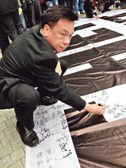1月份喺立法會就新聞自由議案投反對票嘅鍾樹根(圖),噚日話對劉進圖遇襲感到震撼,於是出席記協嘅默站行動,仲喺「They Can't Kill Us All」橫額上簽名支持。(曾安迪攝) 1月份喺立法會就新聞自由議案投反對票嘅鍾樹根(圖),噚日話對劉進圖遇襲感到震撼,於是出席記協嘅默站行動,仲喺「They Can't Kill Us All」橫額上簽名支持。(曾安迪攝)