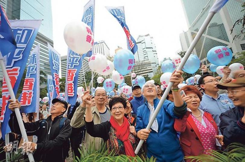 反佔中團體「幫港出聲」昨日在中環遮打花園舉行「和平香港」集會,召集人周融(左四)表示,不是要與佔中打對台,指集會是一個和平的「示範單位」。(葉家豪攝) 反佔中團體「幫港出聲」昨日在中環遮打花園舉行「和平香港」集會,召集人周融(左四)表示,不是要與佔中打對台,指集會是一個和平的「示範單位」。(葉家豪攝)