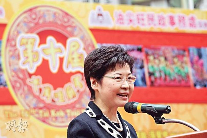 政務司長林鄭月娥昨出席大角嘴廟會開幕典禮致辭時,再藉機推銷政改諮詢。(胡景禧攝) 政務司長林鄭月娥昨出席大角嘴廟會開幕典禮致辭時,再藉機推銷政改諮詢。(胡景禧攝)