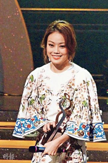 容祖兒因喉嚨不適,前晚領獎亦未能演唱,只好親領獎答謝歌迷。(攝影﹕梁迺楠)何韻詩在《IFPI香港唱片銷量大獎》中共奪5獎成為大贏家。(攝影﹕梁迺楠) 容祖兒因喉嚨不適,前晚領獎亦未能演唱,只好親領獎答謝歌迷。(攝影﹕梁迺楠)何韻詩在《IFPI香港唱片銷量大獎》中共奪5獎成為大贏家。(攝影﹕梁迺楠)