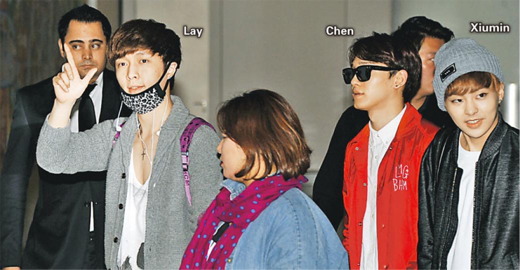 EXO-M離港,在機場親切地向粉絲打招呼。(攝影﹕娛樂組)Kris官仔骨骨道別,相信粉絲一定冧爆。(攝影﹕娛樂組)粉絲為了見偶像無所不用其極,更有女粉絲施展飄色(箭嘴),認真誇張。(攝影﹕娛樂組)粉絲出動櫈仔、行李車務求企高,多看偶像一眼。(攝影﹕娛樂組) EXO-M離港,在機場親切地向粉絲打招呼。(攝影﹕娛樂組)Kris官仔骨骨道別,相信粉絲一定冧爆。(攝影﹕娛樂組)粉絲為了見偶像無所不用其極,更有女粉絲施展飄色(箭嘴),認真誇張。(攝影﹕娛樂組)粉絲出動櫈仔、行李車務求企高,多看偶像一眼。(攝影﹕娛樂組)