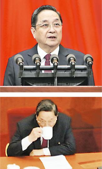 俞正聲在第十二屆全國政協第二次會議上首作工作報告(上圖),雖然頻「食螺絲」,但大致順利,俞正聲回座位後可謂「飲得杯落」(下圖)。(明報記者攝) 俞正聲在第十二屆全國政協第二次會議上首作工作報告(上圖),雖然頻「食螺絲」,但大致順利,俞正聲回座位後可謂「飲得杯落」(下圖)。(明報記者攝)