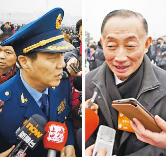 空軍指揮學院副院長朱和平少將(左圖)對周永康案說「我不懂,你們都懂」。右圖為全國政協委員、著名京劇表演藝術家梅葆玖,他說現在大家都知道周永康的事了。(明報記者攝) 空軍指揮學院副院長朱和平少將(左圖)對周永康案說「我不懂,你們都懂」。右圖為全國政協委員、著名京劇表演藝術家梅葆玖,他說現在大家都知道周永康的事了。(明報記者攝)
