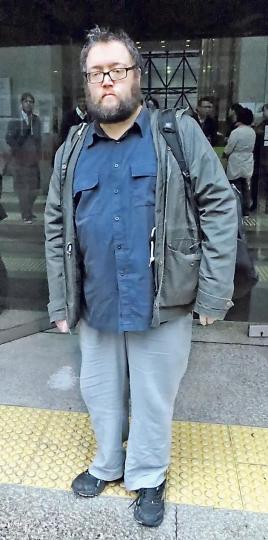 來港聽審的Daniel(圖)估計伯明翰球迷將於本周六主場賽事中舉行示威,並慶祝楊家誠被判罪成。(陳倢朗攝) 來港聽審的Daniel(圖)估計伯明翰球迷將於本周六主場賽事中舉行示威,並慶祝楊家誠被判罪成。(陳倢朗攝)