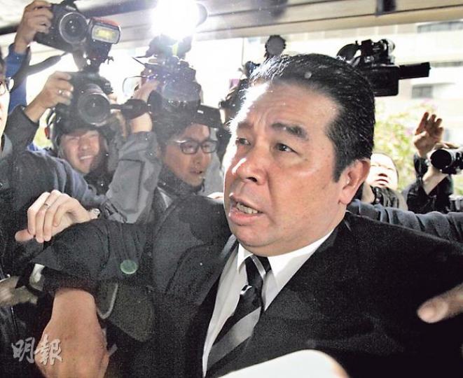 英冠球會伯明翰主要股東楊家誠昨早近9時到達法院,一度與在場守候的大批記者發生碰撞,狀甚狼狽。據悉他當時向身邊助手表示要找出推撞他的人,其後他進入法院,仍不忘回頭指罵記者。(李澤彤攝)楊家誠被裁定洗黑錢罪成後,即被還押至本周五判刑,他被囚車押走前換上眼鏡。(盧翊銘攝) 英冠球會伯明翰主要股東楊家誠昨早近9時到達法院,一度與在場守候的大批記者發生碰撞,狀甚狼狽。據悉他當時向身邊助手表示要找出推撞他的人,其後他進入法院,仍不忘回頭指罵記者。(李澤彤攝)楊家誠被裁定洗黑錢罪成後,即被還押至本周五判刑,他被囚車押走前換上眼鏡。(盧翊銘攝)