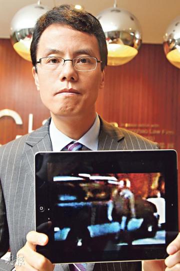 劉進圖的港大法律系舊同學、律師伍兆榮(圖)發起舊生籌款,目前籌得約70萬元用作懸紅緝兇,暫定有效期1年,視乎其間有否可助破案的線索決定延長與否,否則將用以成立維護新聞自由相關基金。圖為伍展示警方追緝兇案疑人的圖片。(林俊源攝) 劉進圖的港大法律系舊同學、律師伍兆榮(圖)發起舊生籌款,目前籌得約70萬元用作懸紅緝兇,暫定有效期1年,視乎其間有否可助破案的線索決定延長與否,否則將用以成立維護新聞自由相關基金。圖為伍展示警方追緝兇案疑人的圖片。(林俊源攝)