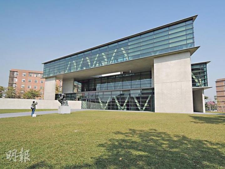 從外遠看三個三角形的建築外形。(黃潔玲攝)戶外庭園欣賞羅丹的雕像《沉思者》。(黃潔玲攝)二樓與三樓之間,從天花下瀉的神聖之光。(黃潔玲攝)三樓三角走廊,可一眼看到左右延伸的線條。(黃潔玲攝)館長劉育東(圖)解釋,三角形是安藤忠雄2000年後的設計風格,亞洲現代美術館也大量的運用三角形為設計元素。(黃潔玲攝)賴建忠身體力行支持爸爸造林,鑽研咖啡,種咖啡,開咖啡店。(黃潔玲攝)以台灣咖啡豆炮製的桂花咖啡,130新台幣36港元。(黃潔玲攝)雲道咖啡館以樹為靈魂,室內設計也是處處見樹。(黃潔玲攝)(明報 從外遠看三個三角形的建築外形。(黃潔玲攝)戶外庭園欣賞羅丹的雕像《沉思者》。(黃潔玲攝)二樓與三樓之間,從天花下瀉的神聖之光。(黃潔玲攝)三樓三角走廊,可一眼看到左右延伸的線條。(黃潔玲攝)館長劉育東(圖)解釋,三角形是安藤忠雄2000年後的設計風格,亞洲現代美術館也大量的運用三角形為設計元素。(黃潔玲攝)賴建忠身體力行支持爸爸造林,鑽研咖啡,種咖啡,開咖啡店。(黃潔玲攝)以台灣咖啡豆炮製的桂花咖啡,130新台幣36港元。(黃潔玲攝)雲道咖啡館以樹為靈魂,室內設計也是處處見樹。(黃潔玲攝)(明報