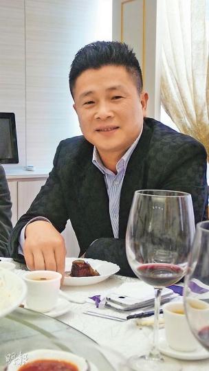 近年活躍於舖位投資的林子峰,亦看好針對自由行的零食生意,旗下「優品360」今年計劃增至25間分店,目標全港設150間。(麥穎攝) 近年活躍於舖位投資的林子峰,亦看好針對自由行的零食生意,旗下「優品360」今年計劃增至25間分店,目標全港設150間。(麥穎攝)
