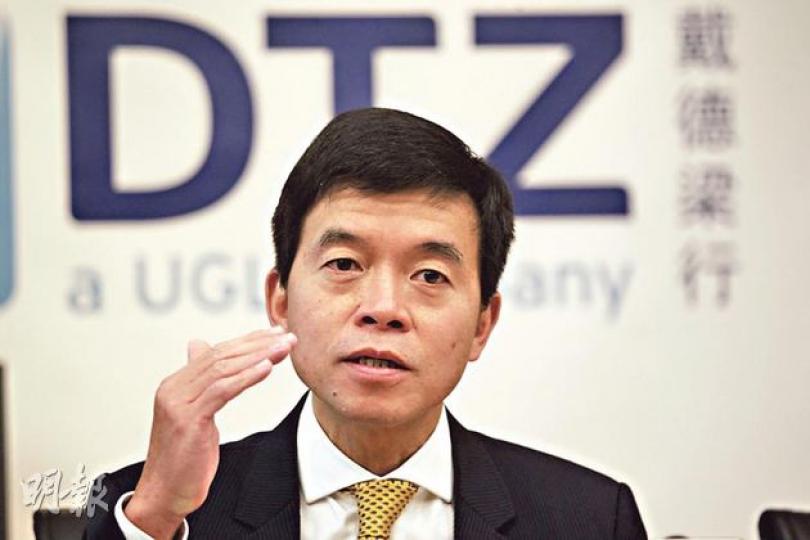戴德梁行香港區董事總經理陶汝鴻(圖)表示,今年首季中環及金鐘商廈租賃需求略升,部分業主以減租留客,今年首季中資租用甲廈的比例,更由過往平均約一成多,急升至約五成。(郭慶輝攝) 戴德梁行香港區董事總經理陶汝鴻(圖)表示,今年首季中環及金鐘商廈租賃需求略升,部分業主以減租留客,今年首季中資租用甲廈的比例,更由過往平均約一成多,急升至約五成。(郭慶輝攝)