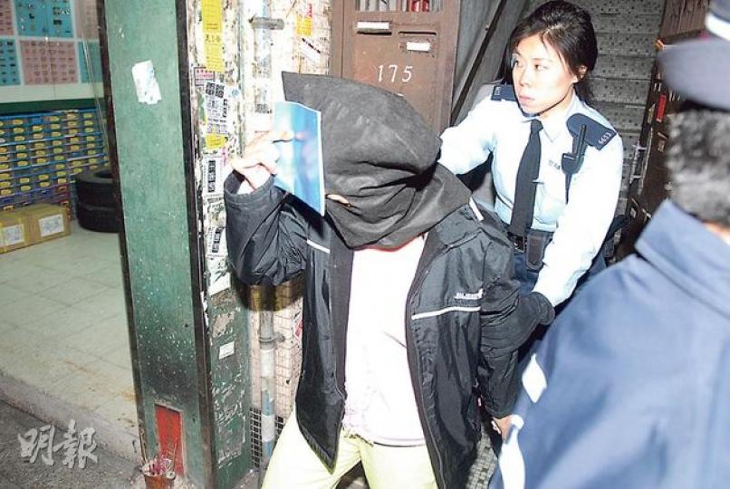 伴屍多日的女子涉嫌違反懲教署監管令,被警方黑布蒙頭拘捕,帶署扣查。(伍浦鋒攝) 伴屍多日的女子涉嫌違反懲教署監管令,被警方黑布蒙頭拘捕,帶署扣查。(伍浦鋒攝)