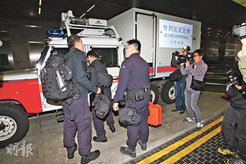 位處中環長江中心的證監會收到白色粉末信後報警,警方派出爆炸品處理課人員到場調查。(衛永康攝) 位處中環長江中心的證監會收到白色粉末信後報警,警方派出爆炸品處理課人員到場調查。(衛永康攝)