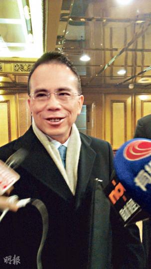 少開口回應記者提問嘅長實副主席李澤鉅,噚日講佢對佔中嘅睇法,講完後仲拋下一句﹕「唔好令我後悔同你哋講嘢」,搞到記者唔敢纏住佢。(何曉勤攝) 少開口回應記者提問嘅長實副主席李澤鉅,噚日講佢對佔中嘅睇法,講完後仲拋下一句﹕「唔好令我後悔同你哋講嘢」,搞到記者唔敢纏住佢。(何曉勤攝)