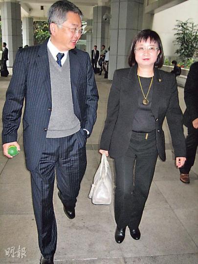 本身熱愛飛行的李國謙(左)是終審法院前首席法官李國能的堂弟,亦是香港飛行總會會長兼總教練,昨日更由有「飛天女王」之稱、香港首名同時擁有小型飛機和直升機駕駛執照的女律師范家碧(右)代表。(謝美琳攝) 本身熱愛飛行的李國謙(左)是終審法院前首席法官李國能的堂弟,亦是香港飛行總會會長兼總教練,昨日更由有「飛天女王」之稱、香港首名同時擁有小型飛機和直升機駕駛執照的女律師范家碧(右)代表。(謝美琳攝)