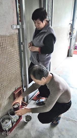 曾兩度被擲香爐的梁先生﹕「我都是做保安員,保安員職責不是要保護居民生命及財產嗎?」他在擲物狂徒保安員前晚被捕後,將被擲的香爐拾回重新擺放門外地上。(林智傑攝) 曾兩度被擲香爐的梁先生﹕「我都是做保安員,保安員職責不是要保護居民生命及財產嗎?」他在擲物狂徒保安員前晚被捕後,將被擲的香爐拾回重新擺放門外地上。(林智傑攝)