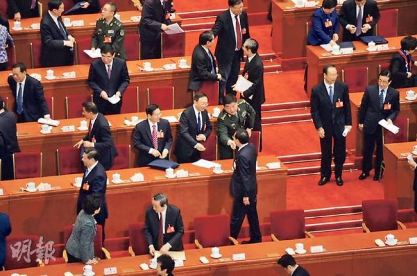 散場時，習近平（前左）逕自離場，沒有與李克強（前右）握手，但不少代表上前與李握手，李亦逐一回應。（明報記者攝）