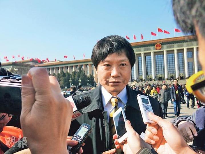 小米手機熱賣,小米董事長雷軍亦獲媒體關注,一走出會場後便被大批記者追訪。(明報記者攝) 小米手機熱賣,小米董事長雷軍亦獲媒體關注,一走出會場後便被大批記者追訪。(明報記者攝)