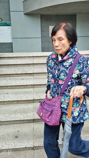 七旬老婦胡巧容（圖）未有申報因物業遭「強拍」獲得350萬元，被指騙取社署5.2萬元綜援金。她昨認罪，裁判官指案件特殊，判無條件釋放。她離開法院時拒答問題，更一度揮動雨傘阻擋記者拍攝。（田青青攝）