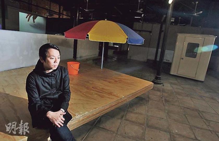 香港藝術家李傑（圖）今日起喺牛棚舉辦視覺展覽，當中包括曾於威尼斯藝術雙年展個展展出嘅更亭及彩虹傘（後）等，以營造一種生活痕迹。（李澤彤攝）