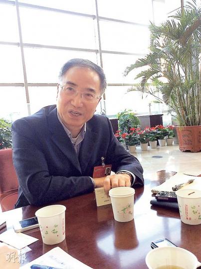被問到香港有人批評中央在政改討論中「用法律包裝政治」、「僭建基本法」,基本法委員會委員饒戈平指這是「一部分沒有認真的學習《基本法》,或者說,不願意承認一些他不認同的、不想認同的法律,把法律加以一種曲解」。(陳洛明攝) 被問到香港有人批評中央在政改討論中「用法律包裝政治」、「僭建基本法」,基本法委員會委員饒戈平指這是「一部分沒有認真的學習《基本法》,或者說,不願意承認一些他不認同的、不想認同的法律,把法律加以一種曲解」。(陳洛明攝)