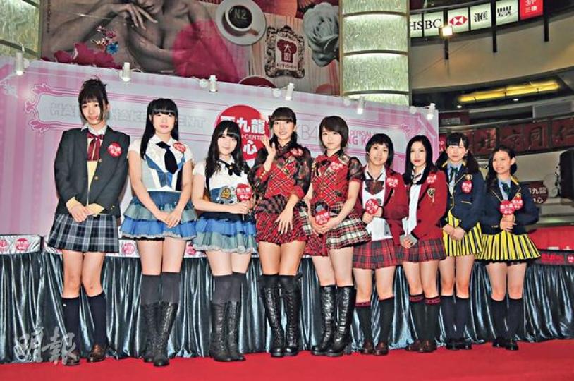 除了AKB48峯岸南和高城亞樹,其餘成員穿著前一天擊掌會的制服到場。(攝影:梁迺楠)第3次來港的AKB48峯岸南表示,每次都受到粉絲熱烈歡迎,非常開心。(攝影:梁迺楠)高城亞樹看到小粉絲,在握手之外,加送摸頭。(攝影:梁迺楠) 除了AKB48峯岸南和高城亞樹,其餘成員穿著前一天擊掌會的制服到場。(攝影:梁迺楠)第3次來港的AKB48峯岸南表示,每次都受到粉絲熱烈歡迎,非常開心。(攝影:梁迺楠)高城亞樹看到小粉絲,在握手之外,加送摸頭。(攝影:梁迺楠)