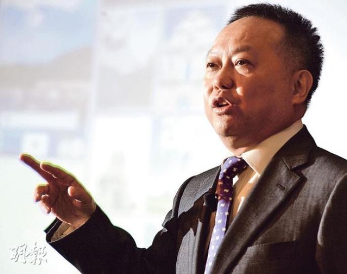 數碼通總裁黎大鈞最懂得臨時變陣,在市場已取消手機無限上網的情况下,突然打突擊重新推出,能否收效要拭目以待。(劉焌陶攝) 數碼通總裁黎大鈞最懂得臨時變陣,在市場已取消手機無限上網的情况下,突然打突擊重新推出,能否收效要拭目以待。(劉焌陶攝)