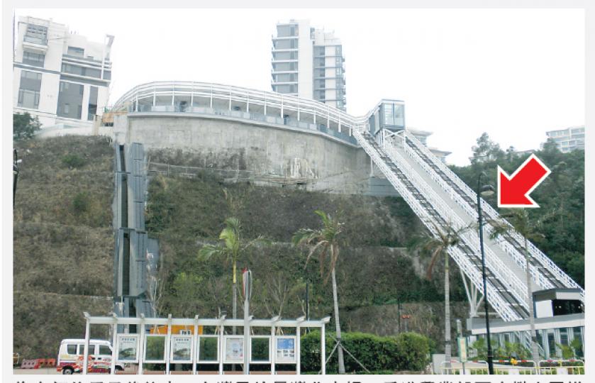 為方便住戶日後往來二白灣及愉景灣北商場,香港興業設兩座攀山電梯(箭嘴示),估計最快可於1至2個月內啟用,圖左為悅堤,圖中高座建築物為津堤,而被圍板圍住的地盤,現正與地政總署商討補地價,涉及18.5萬方呎樓面。(李宛婷攝) 大嶼山愉景灣最新一期悅堤(圖)預計於本年中以現樓方式開售,共涉及102伙複式戶,實用由1500方呎至近2000方呎不等,擁開揚海景,當中有68伙更有私人泳池。(李宛婷攝) 為方便住戶日後往來二白灣及愉景灣北商場,香港興業設兩座攀山電梯(箭嘴示),估計最快可於1至2個月內啟用,圖左為悅堤,圖中高座建築物為津堤,而被圍板圍住的地盤,現正與地政總署商討補地價,涉及18.5萬方呎樓面。(李宛婷攝) 大嶼山愉景灣最新一期悅堤(圖)預計於本年中以現樓方式開售,共涉及102伙複式戶,實用由1500方呎至近2000方呎不等,擁開揚海景,當中有68伙更有私人泳池。(李宛婷攝)