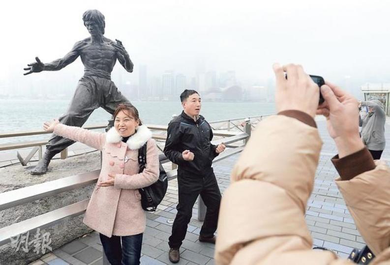 內地旅客逐年增加,星光大道(圖)等熱門景點及尖沙嘴等旺區經常擠得水泄不通。人大委員長張德江昨日在港區人大代表的小組討論中,主動要求港澳辦及旅遊局研究香港接待旅客的容量。(鄧宗弘攝) 批發及零售界立法會議員方剛(前左三)、旅遊界議員姚思榮(右三)、航運及交通界易志明(右二)及飲食界張宇人(前左二)等4個功能界別的立法會議員,昨與政務司長林鄭月娥會面,討論自由行問題。方剛在會後稱,已向林鄭反映對「驅蝗行動」的關注,擔心影響香港國際聲譽。 (郭慶輝攝) 內地旅客逐年增加,星光大道(圖)等熱門景點及尖沙嘴等旺區經常擠得水泄不通。人大委員長張德江昨日在港區人大代表的小組討論中,主動要求港澳辦及旅遊局研究香港接待旅客的容量。(鄧宗弘攝) 批發及零售界立法會議員方剛(前左三)、旅遊界議員姚思榮(右三)、航運及交通界易志明(右二)及飲食界張宇人(前左二)等4個功能界別的立法會議員,昨與政務司長林鄭月娥會面,討論自由行問題。方剛在會後稱,已向林鄭反映對「驅蝗行動」的關注,擔心影響香港國際聲譽。 (郭慶輝攝)