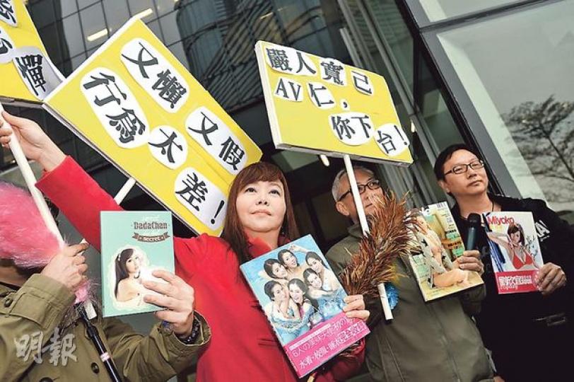 「正義聯盟」召集人李偲嫣(右三)連同其他成員到立法會門外示威,話用咗約300蚊,買5本少女寫真集畀民主黨何俊仁咁話。(鄧宗弘攝) 「正義聯盟」召集人李偲嫣(右三)連同其他成員到立法會門外示威,話用咗約300蚊,買5本少女寫真集畀民主黨何俊仁咁話。(鄧宗弘攝)