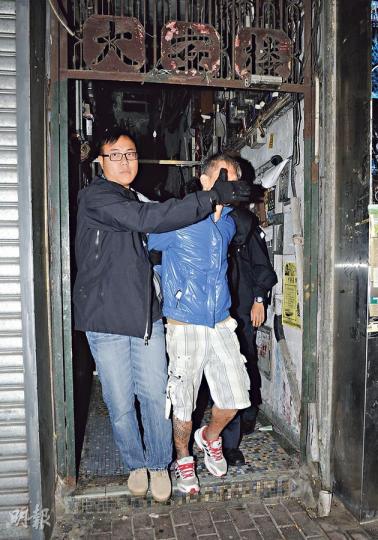 涉嫌用自己證件爆竊樓上單位的笨賊,被警員在天台截獲,警誡下承認犯案被捕帶署。(蔡方山攝) 涉嫌用自己證件爆竊樓上單位的笨賊,被警員在天台截獲,警誡下承認犯案被捕帶署。(蔡方山攝)