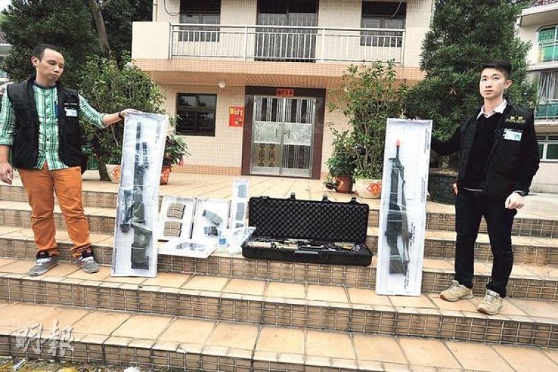探員展示在單位檢獲的仿製槍械、彈匣及BB彈,包括圖中左邊遠距離射擊專用的狙擊槍。(衛永康攝) 探員展示在單位檢獲的仿製槍械、彈匣及BB彈,包括圖中左邊遠距離射擊專用的狙擊槍。(衛永康攝)