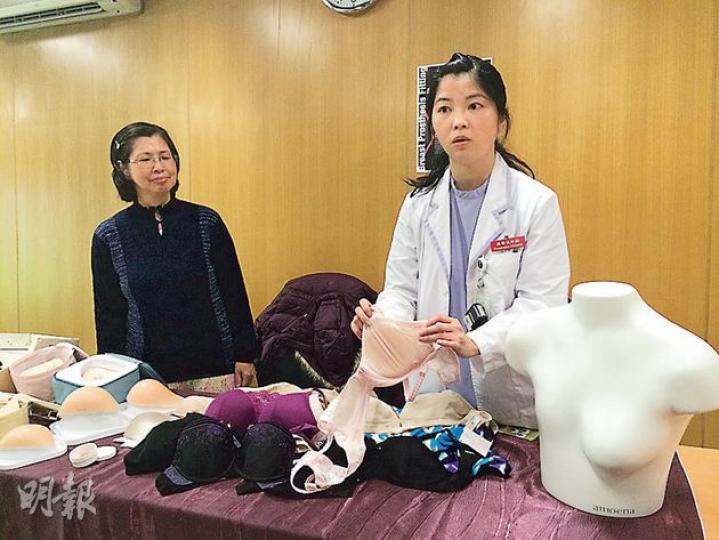 屯門醫院義肢矯形師李秀君(右)為乳癌患者示範將矽膠義乳放入有內袋設計的胸圍,已切除左邊乳房的潘女士(左)表示,從外觀上難得知她佩戴義乳,感覺「幾舒服」。(梁杏怡攝) 屯門醫院義肢矯形師李秀君(右)為乳癌患者示範將矽膠義乳放入有內袋設計的胸圍,已切除左邊乳房的潘女士(左)表示,從外觀上難得知她佩戴義乳,感覺「幾舒服」。(梁杏怡攝)