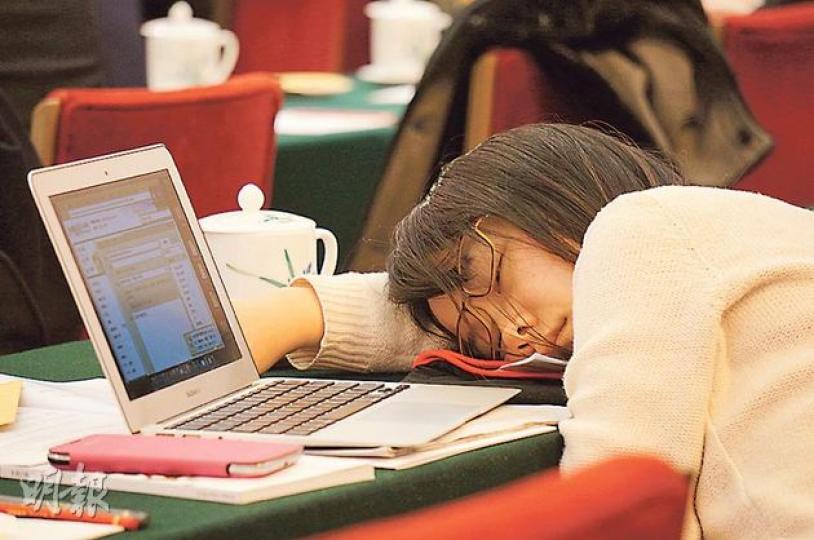全國兩會已過半程，不知是否連日工作太過勞累，一名女記者在昨日的江蘇團開放日上瞌睡連連。（明報記者攝）