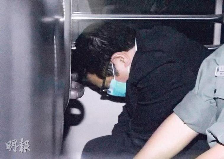 楊家誠周一被裁定罪成後還押,昨由囚車押解到庭聽取判刑。他應訊期間顯得頗疲累,聽見刑期後表情亦無變化。一向明言討厭被記者追着拍照的他,昨在囚車內戴上口罩及眼鏡,又彎身躲在椅後,最終仍逃不過鏡頭的捕捉。(盧翊銘攝)毒品調查科財富調查組警司庾燕青(中)聯同總督察鍾逸祥(左)及案件主管兼督察游凱鈴(右),昨日在法院門外召開記者會,對裁決表示鼓舞,呼籲市民見到可疑交易要主動舉報,否則可能被視為共犯。(余俊亮攝)楊家誠與前妻所生的20歲長子Ryan,現為伯明翰球會董事。正在英國讀書的他回港支持父親,但昨未有 楊家誠周一被裁定罪成後還押,昨由囚車押解到庭聽取判刑。他應訊期間顯得頗疲累,聽見刑期後表情亦無變化。一向明言討厭被記者追着拍照的他,昨在囚車內戴上口罩及眼鏡,又彎身躲在椅後,最終仍逃不過鏡頭的捕捉。(盧翊銘攝)毒品調查科財富調查組警司庾燕青(中)聯同總督察鍾逸祥(左)及案件主管兼督察游凱鈴(右),昨日在法院門外召開記者會,對裁決表示鼓舞,呼籲市民見到可疑交易要主動舉報,否則可能被視為共犯。(余俊亮攝)楊家誠與前妻所生的20歲長子Ryan,現為伯明翰球會董事。正在英國讀書的他回港支持父親,但昨未有