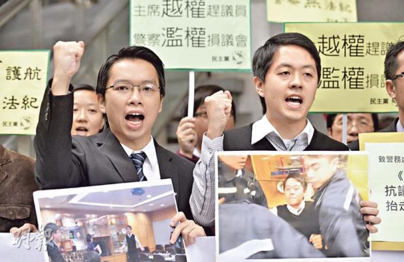 民主黨吳兆康（左）、區議員許智峯（右）昨往灣仔警察總部抗議，不滿警方濫權將許智峯抬離會議室。（余俊亮攝）