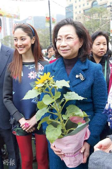 特首夫人梁唐青儀(右)噚日同港姐冠軍陳凱琳(左)同場出席維園花卉展開幕禮,之後仲「孖住」喺場內賞花近1小時,引來唔少市民圍觀。Emily現場所見,都幾多巿民拎起手機爭住影呢位「民選」港姐。(李紹昌攝) 特首夫人梁唐青儀(右)噚日同港姐冠軍陳凱琳(左)同場出席維園花卉展開幕禮,之後仲「孖住」喺場內賞花近1小時,引來唔少市民圍觀。Emily現場所見,都幾多巿民拎起手機爭住影呢位「民選」港姐。(李紹昌攝)