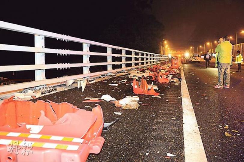 吐露港公路驚險車禍中,肇事瑪莎拉蒂跑車失控連續掃毁10多個水馬,幸未造成嚴重傷亡。(蔡方山攝)價值逾百萬元的瑪莎拉蒂跑車失控撞毁水馬衝入地盤,全車嚴重損毀,一名乘客受輕傷需要送院治理。(蔡方山攝) 吐露港公路驚險車禍中,肇事瑪莎拉蒂跑車失控連續掃毁10多個水馬,幸未造成嚴重傷亡。(蔡方山攝)價值逾百萬元的瑪莎拉蒂跑車失控撞毁水馬衝入地盤,全車嚴重損毀,一名乘客受輕傷需要送院治理。(蔡方山攝)