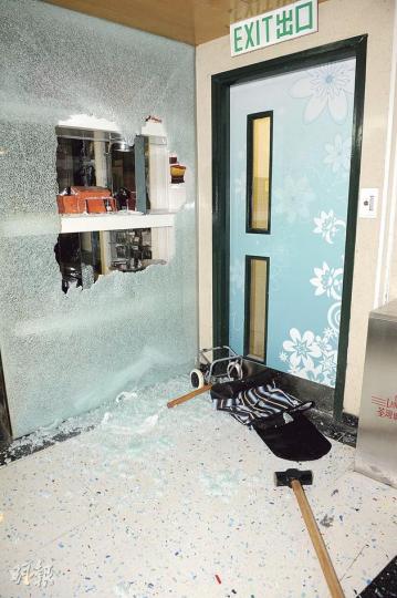 手袋店鄰近緊急通道的玻璃櫥窗被賊黨用大鐵槌擊毁,玻璃散地,現場遺下兩個鐵槌及一部手拉車。(蔡方山攝) 手袋店鄰近緊急通道的玻璃櫥窗被賊黨用大鐵槌擊毁,玻璃散地,現場遺下兩個鐵槌及一部手拉車。(蔡方山攝)