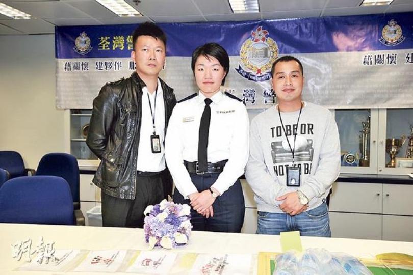 在扮接新娘的冚賭行動中，由荃灣警區軍裝巡邏第1小隊主管姜婉婷（中）借出「膠花球」、警長賴俊傑（左）穿西裝假扮新郎。（衛永康攝）